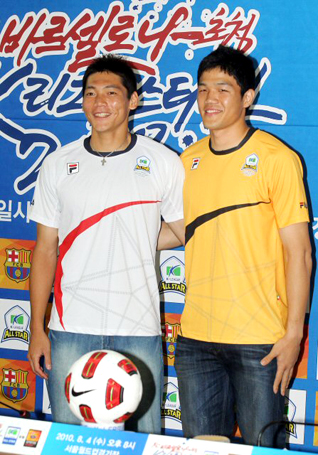 오는 8월4일 서울월드컵경기장에서 열리는 FC 바르셀로나 초청 K리그 올스타전 2010을 앞두고 27일 대한축구협회에서 올스타 정성룡, 김형일 선수가 선전을 다짐하고 있다.