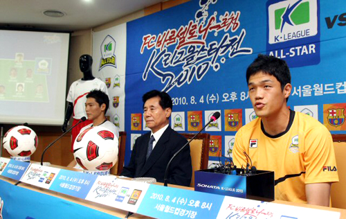 오는 8월4일 서울월드컵경기장에서 열리는 FC 바르셀로나 초청 K리그 올스타전 2010을 앞두고 27일 대한축구협회에서 김정남(가운데) K리그 기술위원장과 정성룡(오른쪽), 김형일 선수가 경기에 앞서 기자들의 질문에 답하고 있다.