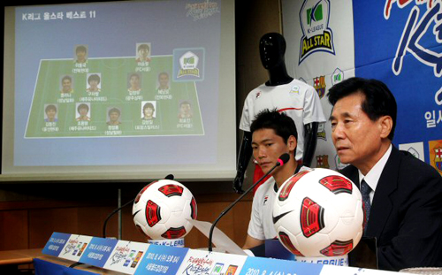오는 8월4일 서울월드컵경기장에서 열리는 FC 바르셀로나 초청 K리그 올스타전 2010을 앞두고 27일 대한축구협회에서 김정남(가운데) K리그 기술위원장과 김형일 선수가 경기에 앞서 기자들의 질문에 답하고 있다.