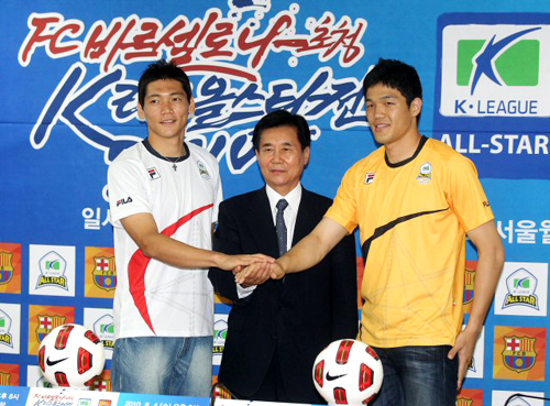 오는 8월4일 서울월드컵경기장에서 열리는 FC 바르셀로나 초청 K리그 올스타전 2010을 앞두고 27일 대한축구협회에서 김정남 기술위원장과 올스타 정성룡, 김형일 선수가 선전을 다짐하고 있다.