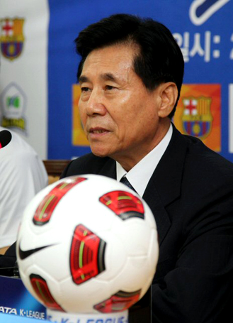오는 8월4일 서울월드컵경기장에서 열리는 FC 바르셀로나 초청 K리그 올스타전 2010을 앞두고 27일 대한축구협회에서 김정남 K리그 기술위원장이 기자들의 질문에 답하고 있다.