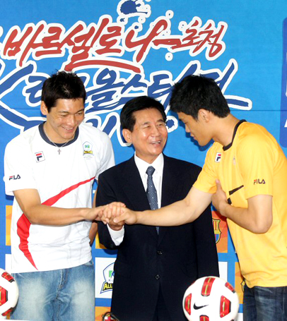오는 8월4일 서울월드컵경기장에서 열리는 FC 바르셀로나 초청 K리그 올스타전 2010을 앞두고 27일 대한축구협회에서 김정남 기술위원장과 올스타 정성룡, 김형일 선수가 선전을 다짐하고 있다.