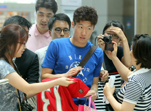 남아공 월드컵에서 원정 16강의 목표를 이뤄낸 축구대표팀의 캡틴 박지성이 27일 소속팀 합류를 위해 인천국제공항을 통해 영국으로 출국하며 팬들에게 사인해주고 있다.
