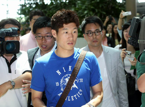남아공 월드컵에서 원정 16강의 목표를 이뤄낸 축구대표팀의 캡틴 박지성이 27일 소속팀 합류를 위해 인천국제공항을 통해 영국으로 출국하고 있다.