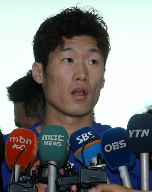 남아공 월드컵에서 원정 16강의 목표를 이뤄낸 축구대표팀의 캡틴 박지성이 27일 소속팀 합류를 위해 인천국제공항을 통해 영국으로 출국하며 기자들의 질문에 답하고 있다.