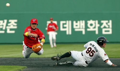 27일 부산 사직야구장에서 열린 프로야구 롯데-기아 경기에서 2회말 무사 1,2루 상황에서 롯데강민호의 땅볼을 기아 김선빈이 병살플레이로 연결하기 위해 몸을 던져 송구하고 있다.