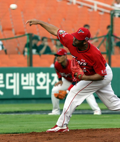 27일 부산 사직야구장에서 열린 프로야구 롯데-기아 경기에서 기아 선발 로페즈가 역투하고 있다.