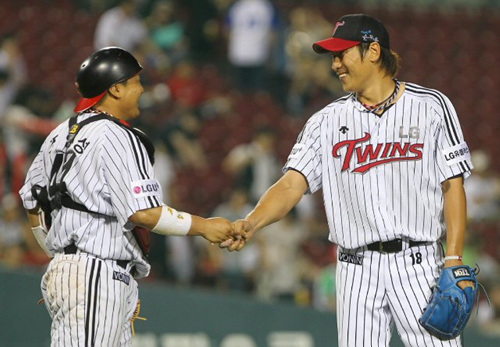 27일 서울 잠실야구장에서 열린 2010 프로야구 LG트윈스와 SK 와이번스와의 경기에서 4-0으로 승리한 LG 배터리 조인성과 이동현이 경기를 마친 뒤 밝게 웃으며 악수하고 있다.