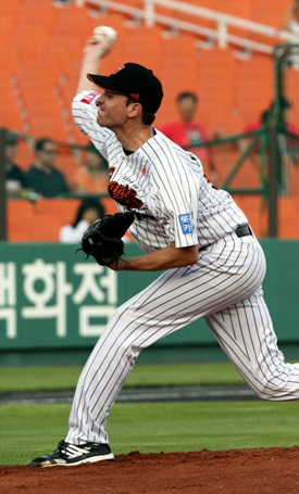 27일 부산 사직야구장에서 열린 프로야구 롯데-기아 경기에서 롯데 선발 사도스키가 역투하고 있다.