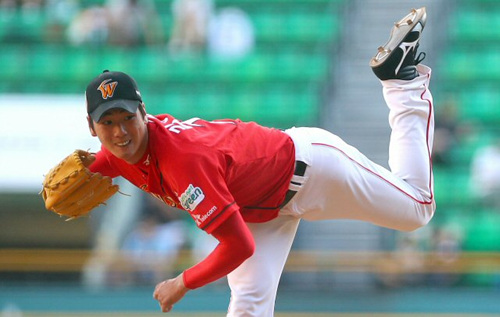 27일 서울 잠실야구장에서 열린 2010 프로야구 LG트윈스와 SK 와이번스와의 경기에서 SK 선발 김광현이 1회말 역투하고 있다.
