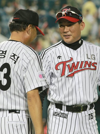 27일 서울 잠실야구장에서 열린 2010 프로야구 LG트윈스와 SK 와이번스와의 경기에서 4-0 승리를 이끈 LG 박종훈 감독이 김영직 코치와 밝게 웃으며 대화하고 있다.