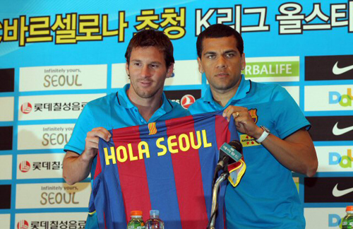 FC 바르셀로나 리오넬 메시(왼쪽)와 다니 알베스가 2일 오후 숙소인 메이필드 호텔에서 기자회견을 갖기에 앞서 포즈를 취하고 있다. FC 바르셀로나는 오는 4일 K-리그 올스타팀과 함께 친선경기를 치를 예정이다.