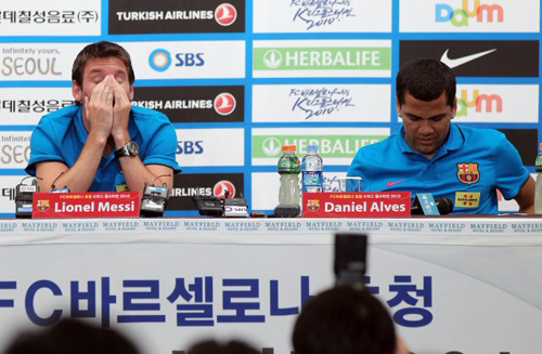 FC 바르셀로나 리오넬 메시가 2일 오후 숙소인 메이필드 호텔에서 열린 기자회견에서 얼굴을 감싸쥐고 있다. FC 바르셀로나는 오는 4일 K-리그 올스타팀과 함께 친선경기를 치를 예정이다.
