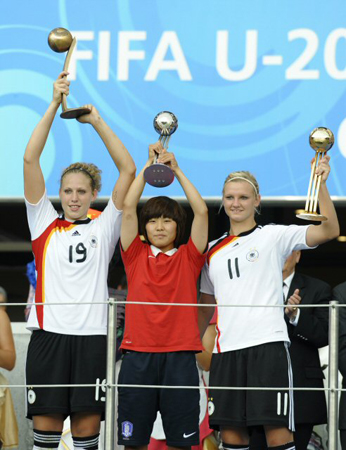 '지메시' 지소연이 2일 독일 빌레펠트에서 폐막한 U-20(20세 이하) 여자월드컵에서 실버볼 트로피를 들어올리며 웃음짓고 있다. [대한축구협회]