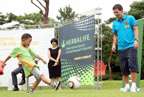 FC 바르셀로나 리오넬 메시가 3일 오후 서울 강서구 메이필드호텔에서 축구 꿈나무들과 만났다. FC 바르셀로나의 공식 뉴트리션 스폰서인 허벌라이프 주최로 열린 이 행사에서 메시가 아이들의 궁금증을 풀어준 후 함께 공을 차며 즐거운 시간을 가지고 있다.