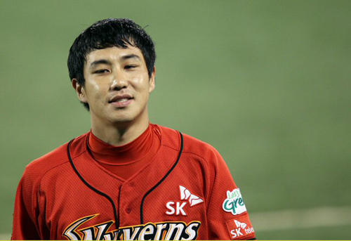 3일 대구시민운동장에서 열린 2010 프로야구 삼성 라이온즈-SK 와이번스 경기, SK 김강민이 1회(2루타), 5회(3루타), 7회(홈런)에 이어 9회초 사이클 히트를 노렸으나 내야땅볼로 아웃되자 아쉬워 하고 있다. SK가 7대4로 승리했다.