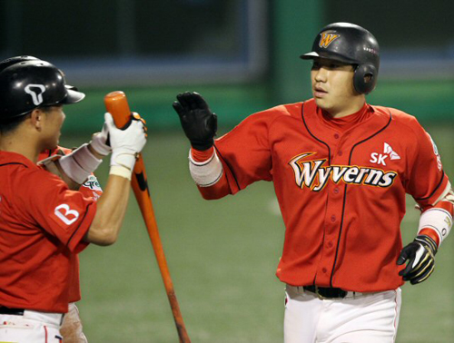 3일 대구시민운동장에서 열린 2010 프로야구 삼성 라이온즈-SK 와이번스 경기, SK 김강민이 7회초 1사 1루 상황에서 2점 홈런을 친 후 홈인하며 팀 동료들과 하이파이브를 하고 있다.