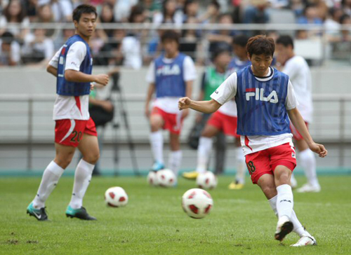4일 오후 열리는 'FC바르셀로나 초청 K리그 올스타전'에 앞서 3일 오후 서울 상암동 월드컵경기장에서 열린 K리그 올스타 공개훈련에서 이승렬이 슛을 하고 있다.