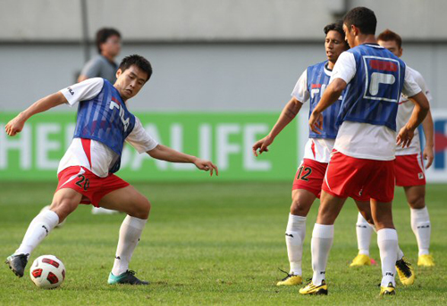4일 오후 열리는 'FC바르셀로나 초청 K리그 올스타전'에 앞서 3일 오후 서울 상암동 월드컵경기장에서 열린 K리그 올스타 공개훈련에서 이동국을 비롯한 선수들이 공뺏기를 하며 몸을 풀고 있다.