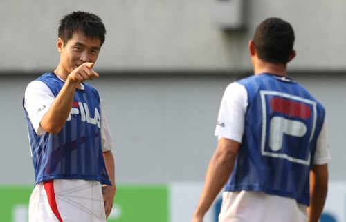 4일 오후 열리는 'FC바르셀로나 초청 K리그 올스타전'에 앞서 3일 오후 서울 상암동 월드컵경기장에서 열린 K리그 올스타 공개훈련에서 이동국이 동료와 농담을 주고받고 있다.