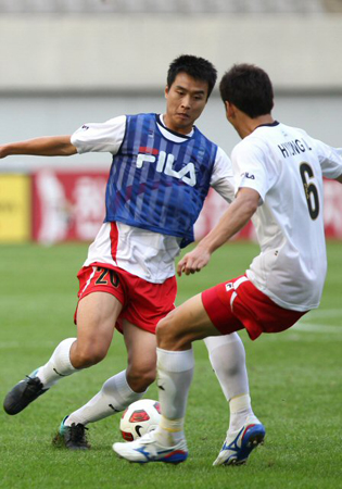 4일 오후 열리는 'FC바르셀로나 초청 K리그 올스타전'에 앞서 3일 오후 서울 상암동 월드컵경기장에서 열린 K리그 올스타 공개훈련에서 이동국이 미니게임 도중 김형일과 볼을 다투고 있다.