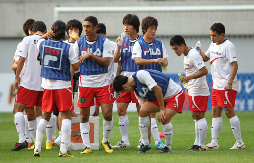 4일 오후 열리는 'FC바르셀로나 초청 K리그 올스타전'에 앞서 3일 오후 서울 상암동 월드컵경기장에서 열린 K리그 올스타 공개훈련에서 선수들이 물을 마시며 잠시 휴식하고 있다.