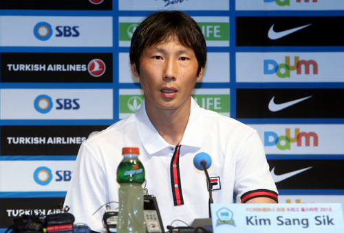 FC바르셀로나와 K리그 올스타의 경기를 하루 앞둔 3일 오후 상암동 서울월드컵경기장에서 열린 기자회견에서 주장 김상식이 기자들의 질문에 답하고 있다.