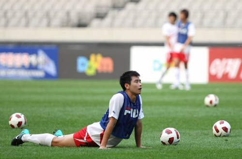 4일 오후 열리는 'FC바르셀로나 초청 K리그 올스타전'에 앞서 3일 오후 서울 상암동 월드컵경기장에서 열린 K리그 올스타 공개훈련에서 이동국이 스트레칭을 하고 있다.