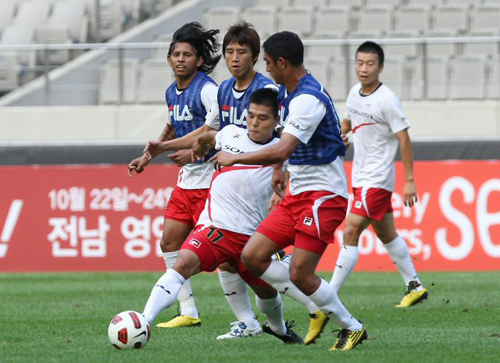 4일 오후 열리는 'FC바르셀로나 초청 K리그 올스타전'에 앞서 3일 오후 서울 상암동 월드컵경기장에서 열린 K리그 올스타 공개훈련에서 선수들이 미니게임을 하고 있다.