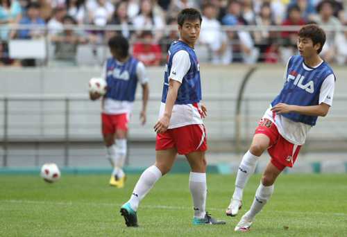 4일 오후 열리는 'FC바르셀로나 초청 K리그 올스타전'에 앞서 3일 오후 서울 상암동 월드컵경기장에서 열린 K리그 올스타 공개훈련에서 이동국과 이승렬이 슛연습을 하고 있다.