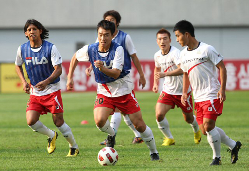 4일 오후 열리는 'FC바르셀로나 초청 K리그 올스타전'에 앞서 3일 오후 서울 상암동 월드컵경기장에서 열린 K리그 올스타 공개훈련에서 이동국을 비롯한 선수들이 공뺏기를 하며 몸을 풀고 있다.