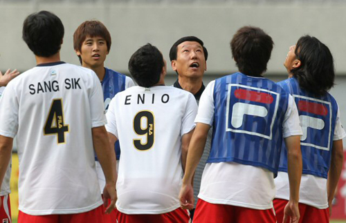 4일 오후 열리는 'FC바르셀로나 초청 K리그 올스타전'에 앞서 3일 오후 서울 상암동 월드컵경기장에서 열린 K리그 올스타 공개훈련에서 최강희 감독이 선수들에게 공을 토스하려 하고 있다.