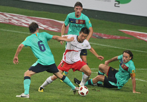 4일 서울 상암월드컵경기장에서 열린 K리그 올스타와 스페인 프리메라리가 명문 FC바르셀로나 경기, K리그 올스타 김두현(가운데)이 바르셀로나 선수들 사이에서 돌파를 시도하고 있다.