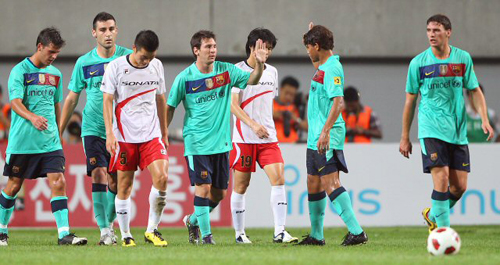 4일 서울 상암월드컵경기장에서 열린 K리그 올스타와 스페인 프리메라리가 명문 FC바르셀로나 경기, 전반 교체 투입된 바르셀로나 리오넬 메시가 자신의 두번째 골을 성공한 뒤 동료들과 하이파이브를 하고 있다.