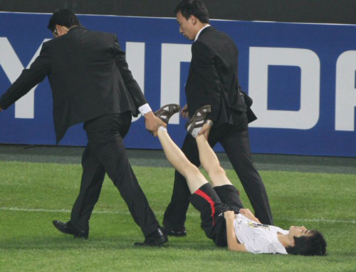 4일 서울 상암월드컵경기장에서 열린 K리그 올스타와 스페인 프리메라리가 명문 FC바르셀로나 경기,  그라운드에 난입한 한 남성 관중이 안전 요원들에게 끌려 나가고 있다.