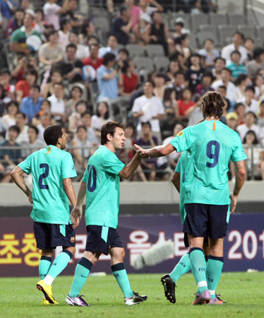 4일 서울 상암월드컵경기장에서 열린 K리그 올스타와 스페인 프리메라리가 명문 FC바르셀로나 경기, 바르셀로나 리오넬 메시가 골을 넣은 후 팀 동료와 하이파이브를 하고 있다.