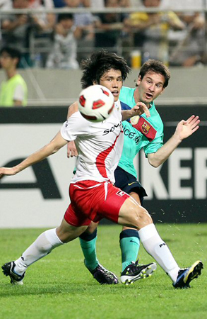 4일 서울 상암월드컵경기장에서 열린 K리그 올스타와 스페인 프리메라리가 명문 FC바르셀로나 경기, 바르셀로나 리오넬 메시(오른쪽)가 자신의 두번째 골을 넣고 있다.