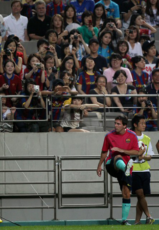 4일 서울 상암월드컵경기장에서 열린 K리그 올스타와 스페인 프리메라리가 명문 FC바르셀로나 경기, 바르셀로나 리오넬 메시가 전반전 도중 교체를 준비하는 동안 관중들이 경기를 보지 않고 메시의 모습을 담기 위해 카메라 셔터를 누르고 있다.