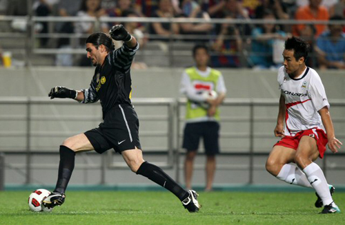 4일 서울 상암월드컵경기장에서 열린 K리그 올스타와 스페인 프리메라리가 명문 FC바르셀로나 경기, 바르셀로나 골키퍼 호세 마누엘 핀토(왼쪽)가 K리그 올스타 이동국을 피해 드리블을 하고 있다.