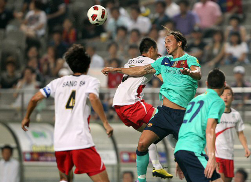 4일 서울 상암월드컵경기장에서 열린 K리그 올스타와 스페인 프리메라리가 명문 FC바르셀로나 경기, 바르셀로나 즐라탄 이브라히모비치가 K리그 올스타 김두현과 공중볼 경합을 벌이고 있다.