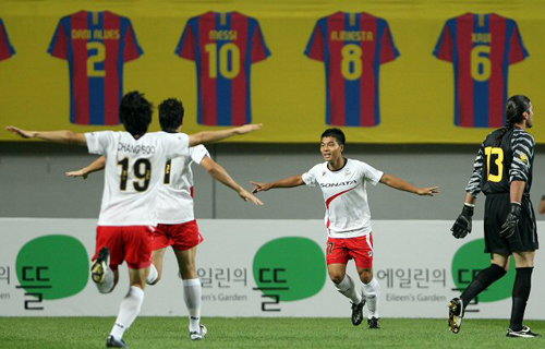 4일 서울 상암월드컵경기장에서 열린 K리그 올스타와 스페인 프리메라리가 명문 FC바르셀로나 경기, K리그 올스타 최성국이 전반 초반 선제골을 넣은 후 기뻐하고 있다.