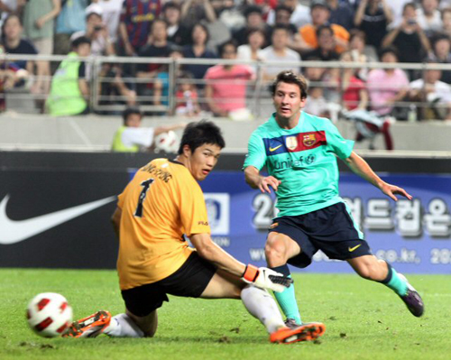 4일 서울 상암월드컵경기장에서 열린 K리그 올스타와 스페인 프리메라리가 명문 FC바르셀로나 경기, 전반 교체투입된 바르셀로나 리오넬 메시(오른쪽)가 K리그 올스타 정성룡 골키퍼를 피해 골을 넣고 있다.