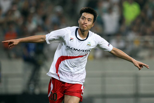 4일 서울 상암월드컵경기장에서 열린 K리그 올스타와 스페인 프리메라리가 명문 FC바르셀로나 경기, K리그 올스타 이동국이 팀의 두번째 골을 넣은 후 세리머니를 하고 있다.