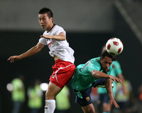 4일 서울 상암월드컵경기장에서 열린 K리그 올스타와 스페인 프리메라리가 명문 FC바르셀로나 경기, K리그 올스타 김두현이 상대 선수와 공중볼 경합을 벌이고 있다.
