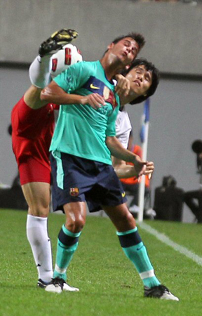 4일 서울 상암월드컵경기장에서 열린 K리그 올스타와 스페인 프리메라리가 명문 FC바르셀로나 경기, K리그 올스타 김창수가 상대 선수와 볼다툼을 벌이고 있다.
