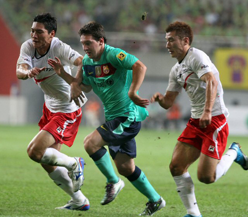 4일 서울 상암월드컵경기장에서 열린 K리그 올스타와 스페인 프리메라리가 명문 FC바르셀로나 경기, 바르셀로나 리오넬 메시(가운데)가 K리그 올스타 김형일(왼쪽), 최효진 사이에서 돌파를 시도하고 있다.