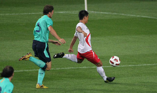 4일 서울 상암월드컵경기장에서 열린 K리그 올스타와 스페인 프리메라리가 명문 FC바르셀로나 경기, K리그 올스타 최성국(오른쪽)이 전반 초반 선제골을 넣고 있다.