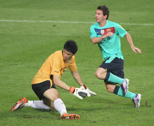 4일 서울 상암월드컵경기장에서 열린 K리그 올스타와 스페인 프리메라리가 명문 FC바르셀로나 경기, 전반 교체투입된 바르셀로나 리오넬 메시(오른쪽)가 K리그 올스타 정성룡 골키퍼를 피해 동점골을 넣고 있다. 바르셀로나가 K리그 올스타에 5대2 역전승을 거두었다.