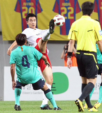 4일 서울 상암월드컵경기장에서 열린 K리그 올스타와 스페인 프리메라리가 명문 FC바르셀로나 경기, K리그 올스타 이동국이 상대 선수와 볼다툼을 하고 있다.