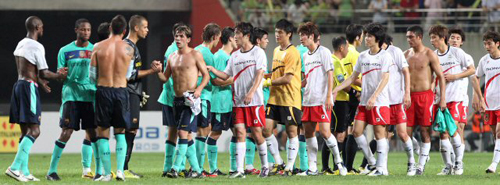 4일 서울 상암월드컵경기장에서 열린 K리그 올스타와 스페인 프리메라리가 명문 FC바르셀로나 경기 후, 5대2로 승리한 바르셀로나 선수들이 K리그 올스타와 인사를 하고 있다.